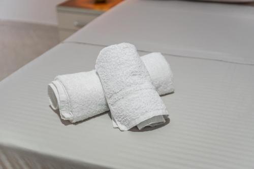 dois rolos de papel higiénico sentados numa mesa em Brand New Apartment- Great location Seafront with pool access em Durrës