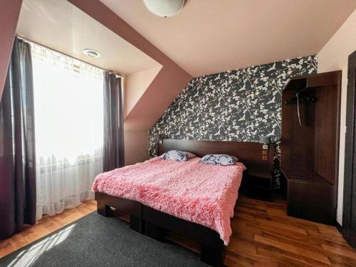 Ένα ή περισσότερα κρεβάτια σε δωμάτιο στο Noclegi Pod Lasem