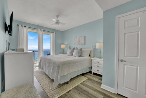 1 dormitorio con cama y vistas al océano en Sunny Shore Oasis Condo with Gulf Views, Pool and Hot Tub, en Panama City Beach