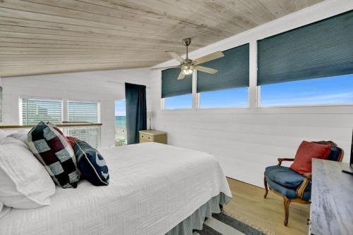 Кровать или кровати в номере Nautical Watch 15A