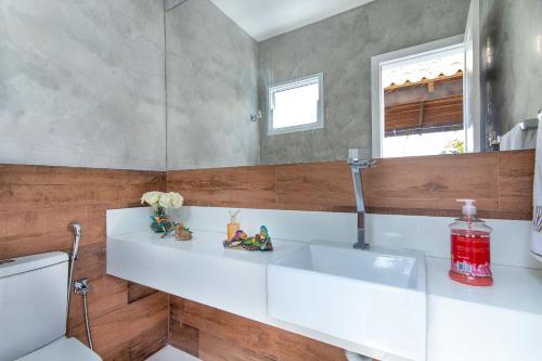 y baño con lavabo blanco y espejo. en Oasis Graçandu #C20 - Casa moderna por Carpediem, en Extremóz