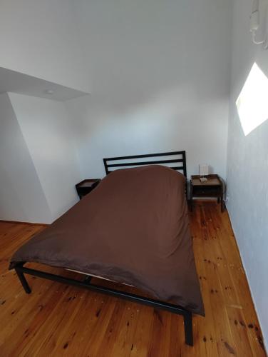 Cama en habitación con suelo de madera en Cosy appartement 2 chambres en Pont-de-lʼArche