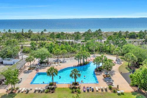 an aerial view of the pool at the resort at Joe's Beach House in Highland View