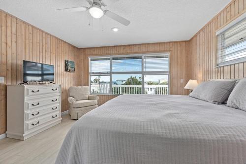 Giường trong phòng chung tại Pelican Peak