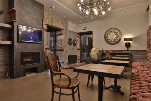 ein Wohnzimmer mit einem Tisch und einem Kamin in der Unterkunft Forvm boutique Hotel in Triest