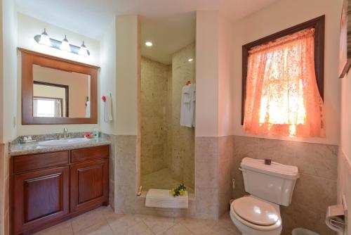 a bathroom with a toilet and a sink and a shower at Seiri del Mar in Hopkins