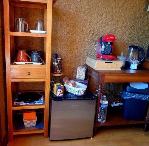 eine Küche mit einem Kühlschrank und einem Holztisch in der Unterkunft Cottage Saint Martin in Ozolles