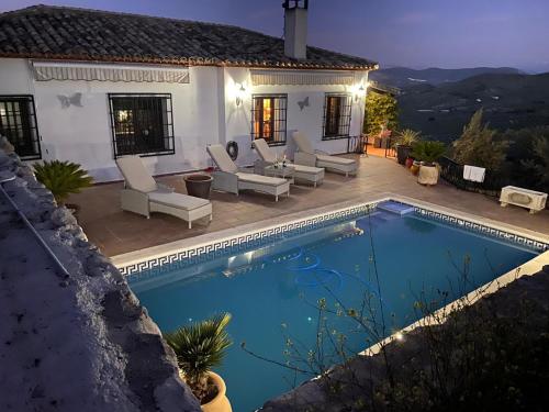 willa z basenem przed domem w obiekcie Luxury Spanish Country House close to Granada & Sierra Nevada w mieście Ermita Nueva