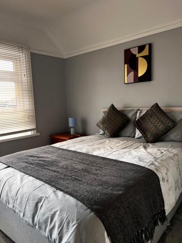 a bedroom with a large bed and a window at Barton BnB 