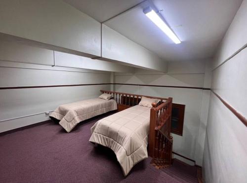 - une chambre avec 2 lits dans une chambre avec un mur dans l'établissement Duplex in historical heart of the Plaza San Martín, à Lima