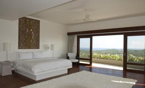 - une chambre blanche avec un lit et une grande fenêtre dans l'établissement Panorama Summit - Seaview Private Villa, à Choeng Mon Beach