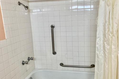 Ένα μπάνιο στο Red Carpet Inn & Suites Lima