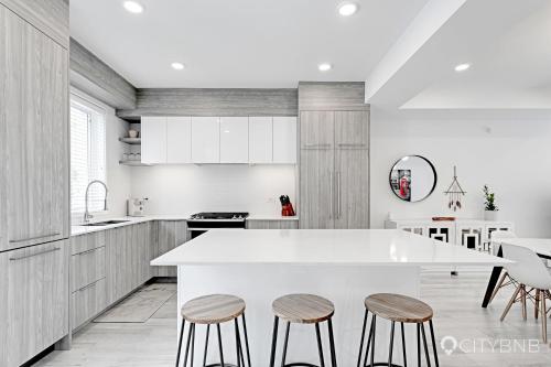 Rooftop Dog friendly University District Sleeps 8