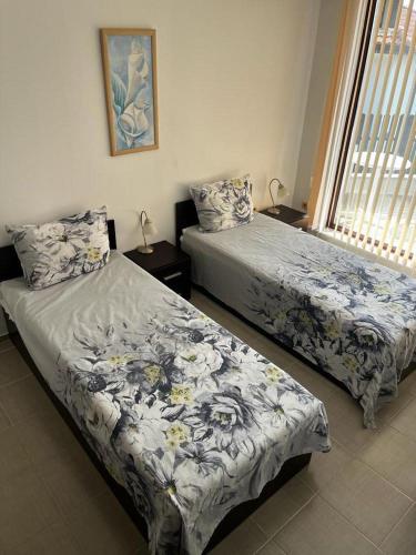 dos camas sentadas una al lado de la otra en una habitación en Gorgeous, 3 Bed Villa at Bay View Villas, en Kosharitsa