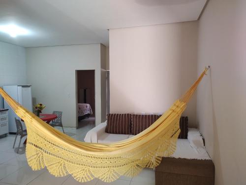 eine Hängematte im Wohnzimmer mit Sofa in der Unterkunft Casa mobiliada de 2 quartos na R Oliveira Alves Fontes, 609 - Jardim Gonzaga in Juazeiro do Norte