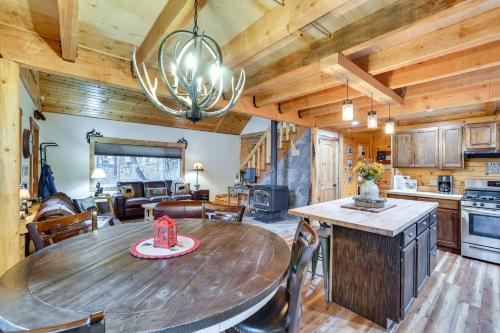 Η κουζίνα ή μικρή κουζίνα στο Peaceful Garden Valley Cabin with Private Deck!