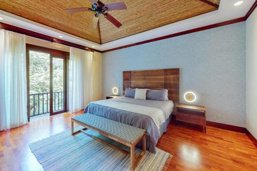 a bedroom with a bed and a ceiling fan at Pinilla Flor de Malinche 15 in Tamarindo