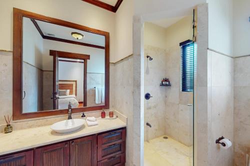 a bathroom with a sink and a shower at Pinilla Flor de Malinche 15 in Tamarindo