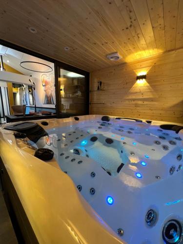 uma banheira de hidromassagem no meio de um quarto em Les suites de Stanislas jacuzzi & spa em Nancy