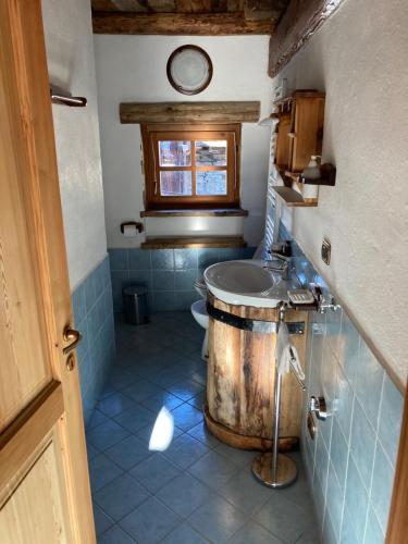 a bathroom with a toilet and a sink and a tub at Villa millefiori falda argentera in Sauze di Cesana