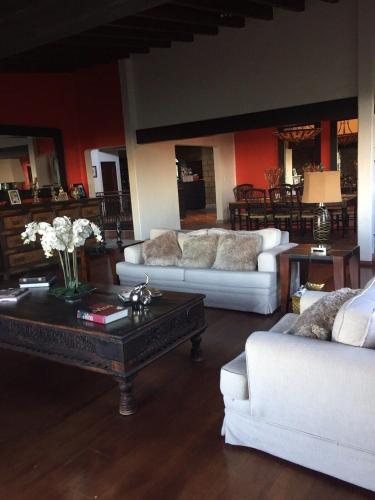 a living room with white couches and a coffee table at Casa Quinta Joselito in Jiutepec