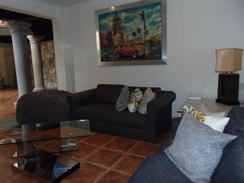 a living room with a couch and a coffee table at Casa Quinta Joselito in Jiutepec