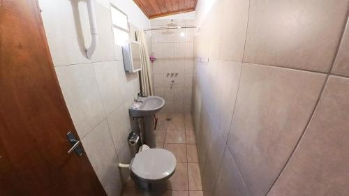 uma pequena casa de banho com WC e lavatório em Lumay em Puerto Iguazú