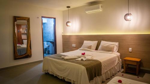 um quarto com uma cama com dois bichos de peluche em Hotel Chale Nosso Sítio em Guaramiranga