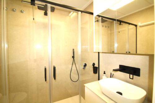 a bathroom with a shower and a toilet and a sink at Elvira Home, Santiago de la Ribera, AQ-156 in Santiago de la Ribera