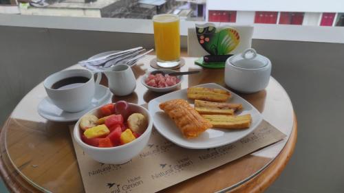 una mesa de cristal con un plato de desayuno en Hotel Natural Green Lounge, en Tingo María