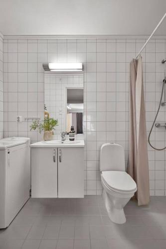 bagno bianco con servizi igienici e lavandino di Sjarmerende og sentral hybel med egen Inngang a Oslo