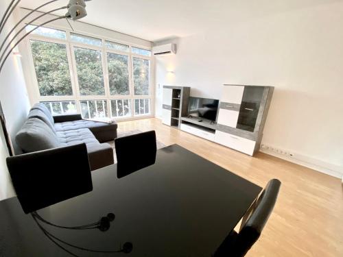 uma sala de estar com um sofá e uma mesa em Estoril Beach Side Casino Garden Apartment Cascais em Estoril