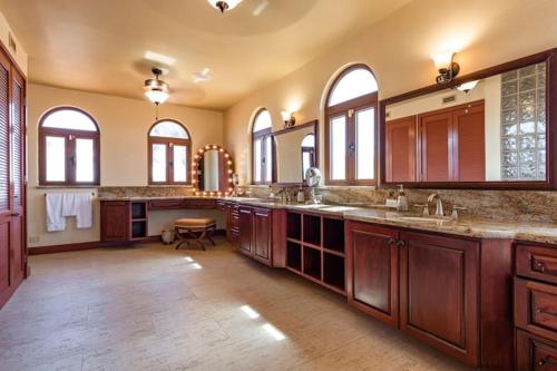 uma grande casa de banho com dois lavatórios e dois espelhos em Beverly Hills Aruba em Palm-Eagle Beach