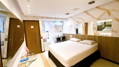 Motel Ceki Sabe في ناتال: غرفة نوم فيها سرير ومكتب