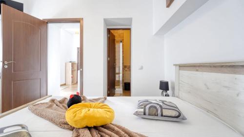 una camera da letto con un letto con un oggetto giallo di New Residence a Braşov