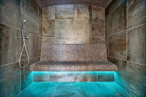 y baño con ducha y banco. en Le Clos des Huy Prés, en Trigny