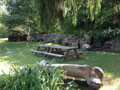 a picnic table in a park with a tree log at Weekend en Provence in Comps