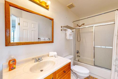 uma casa de banho com um lavatório, um WC e um espelho. em Sundial Serenity em Oro Valley