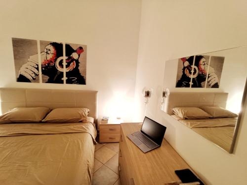 - une chambre avec un lit et un ordinateur portable sur un bureau dans l'établissement Casa cuticchia, à Castel di Tusa
