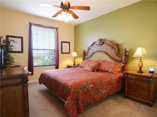 1 dormitorio con 1 cama y ventilador de techo en Apartment at Vista Cay Resort, en Orlando
