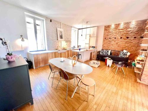 un salon avec une table et des chaises dans l'établissement Mon bout de Garonne - Appartement, à Toulouse