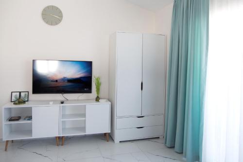 un armario blanco con un televisor en una habitación en Art Life apartments (Olive), en Alanya