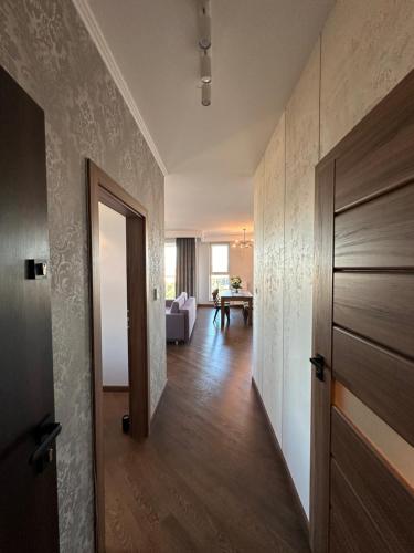 un corridoio con porta e soggiorno di BulwaryPark Apartament w centrum 1 a Rzeszów