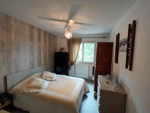 1 dormitorio con 1 cama y ventilador de techo en appartement T2 - 4 personnes, en Pau