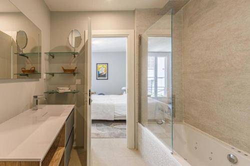 une salle de bain avec une baignoire, un lavabo et une douche dans l'établissement Serbes Croisette - 100m Beach, Palais, Parking/AC, à Cannes