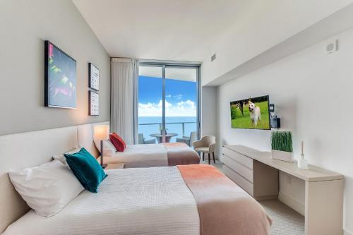 ein Hotelzimmer mit 2 Betten und einem Fenster in der Unterkunft Zen 2-Bedroom Ocean View Best Stay in Hollywood