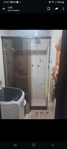uma casa de banho com um chuveiro e uma banheira e um chuveiro em Doca no Rio de Janeiro
