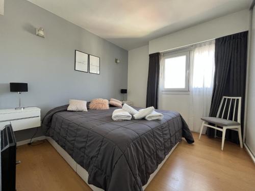 1 dormitorio con 1 cama, 1 silla y 1 ventana en Eleva tus sentidos Hola Sur en Mar del Plata