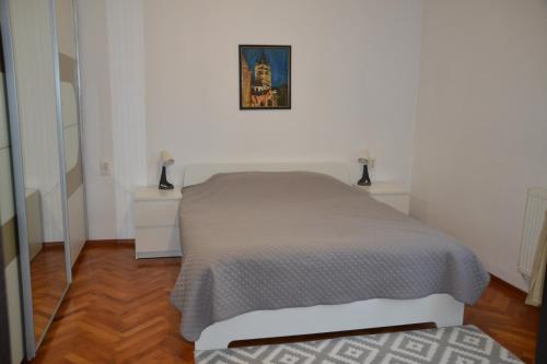 1 dormitorio blanco con 1 cama y 2 mesitas de noche en Gavri's Relaxing Place, en Brasov