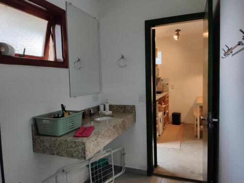 a kitchen with a sink and a mirror at Refúgio Pica-Pau - Monte Verde in Monte Verde